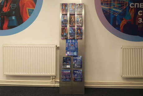 буклетница парус в интерьере