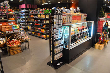 торговая стойка в супермаркете